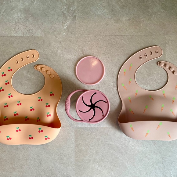 Silicon bibs and snack cup - Picture 2 of 3